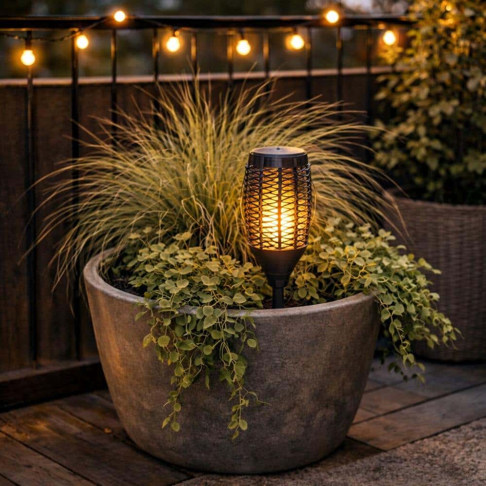 Plantenbak met fakkel als accentlicht