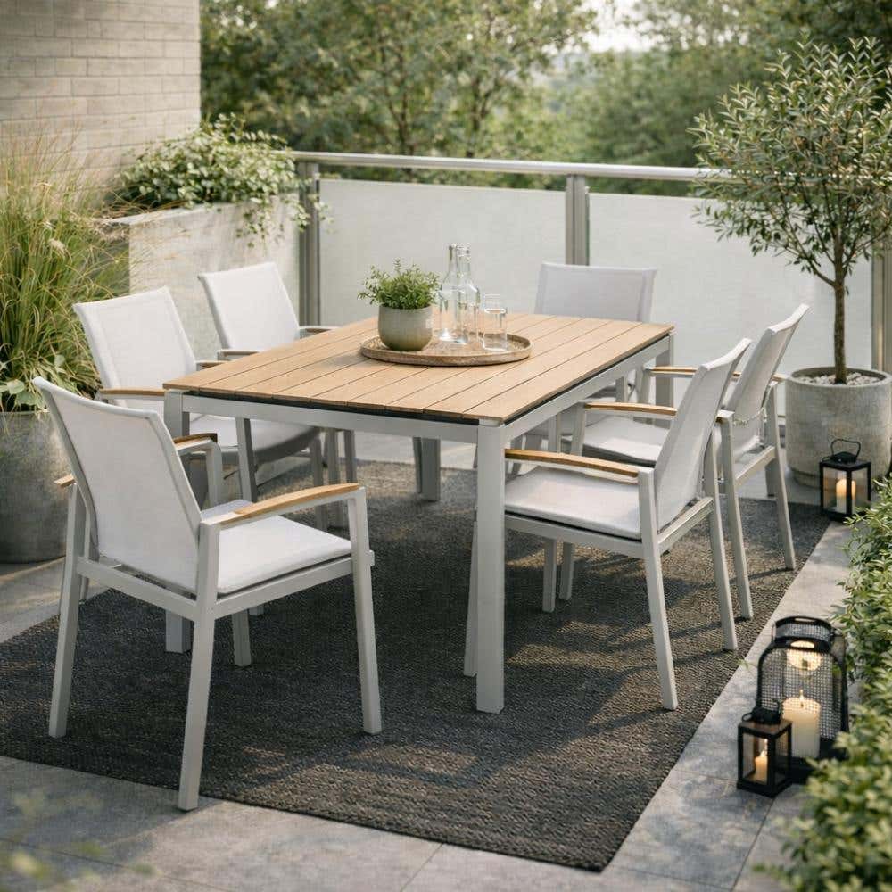 Moderne lichte tuinset op balkon