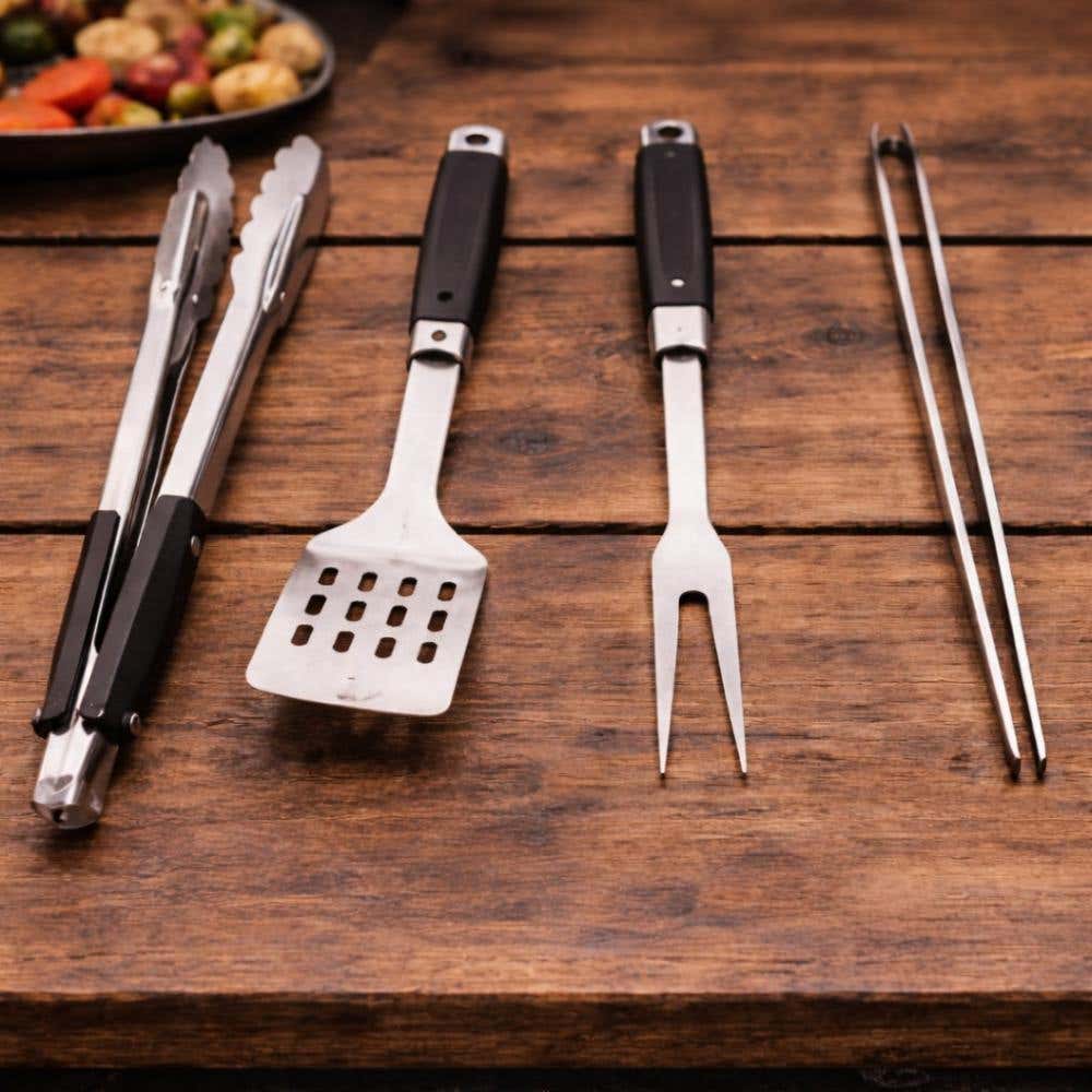 barbecue tang, spatel vork en pincet op houten tafel