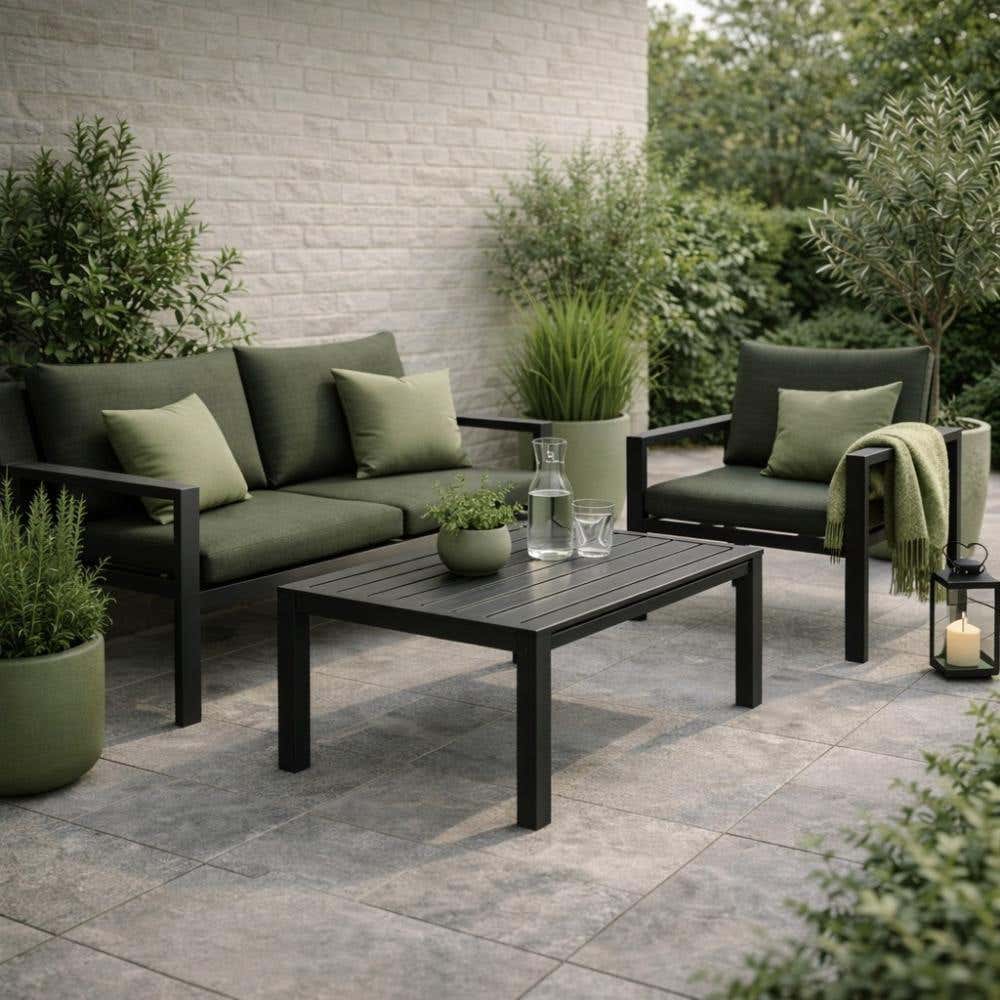 Zwarte moderne tuinset met gronne tuinkussens in sfeervolle achtertuin