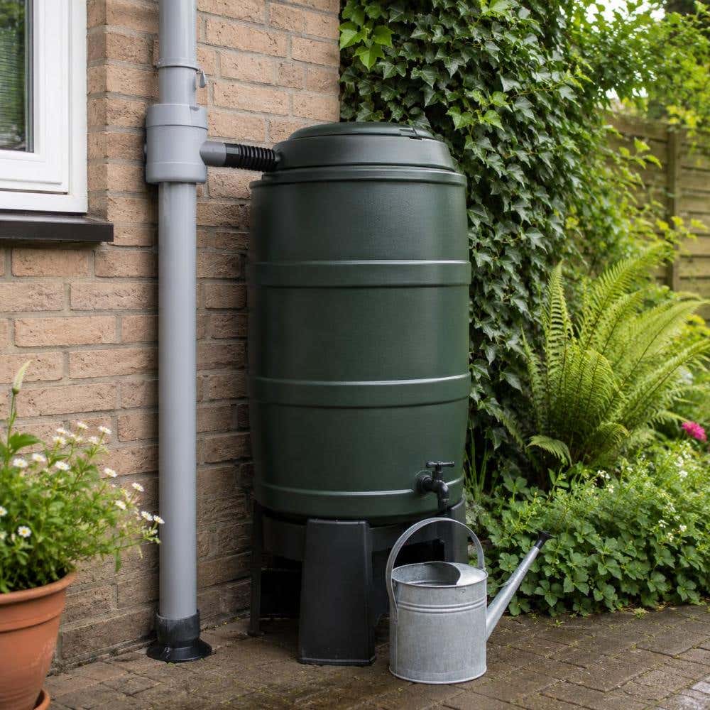 Regenton verbonden aan regenpijp  met gieter onder het kraantje