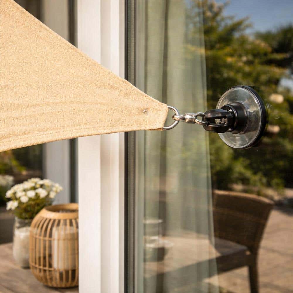 Schaduwdoek met een zuignap bevestigd aan een raam