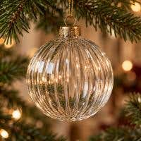 Glazen kerstbal met warme glans