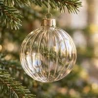 Glazen kerstornament dat het warme licht vangt