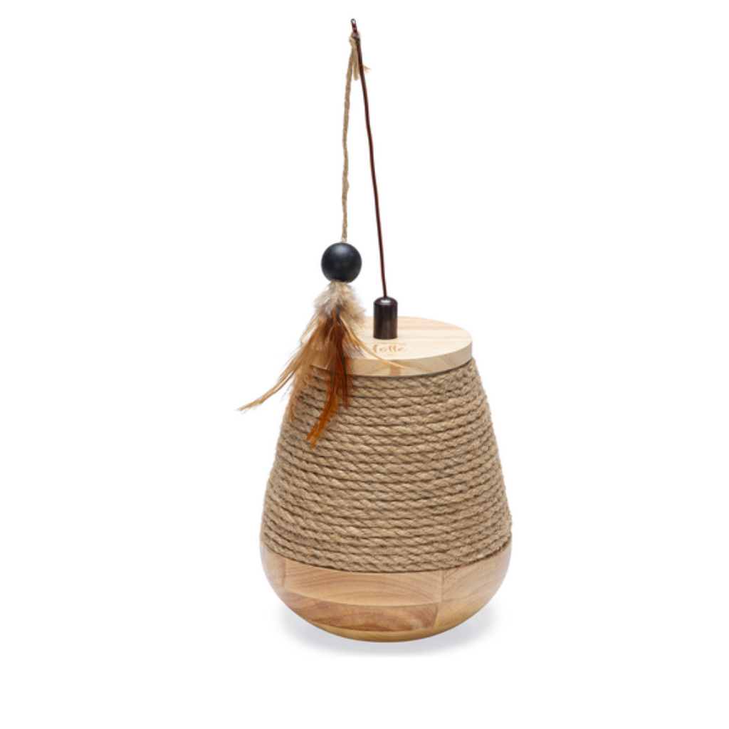 Designed by Lotte tuimel Mae kattenspeeltje hout 15 x 15 x 18 cm