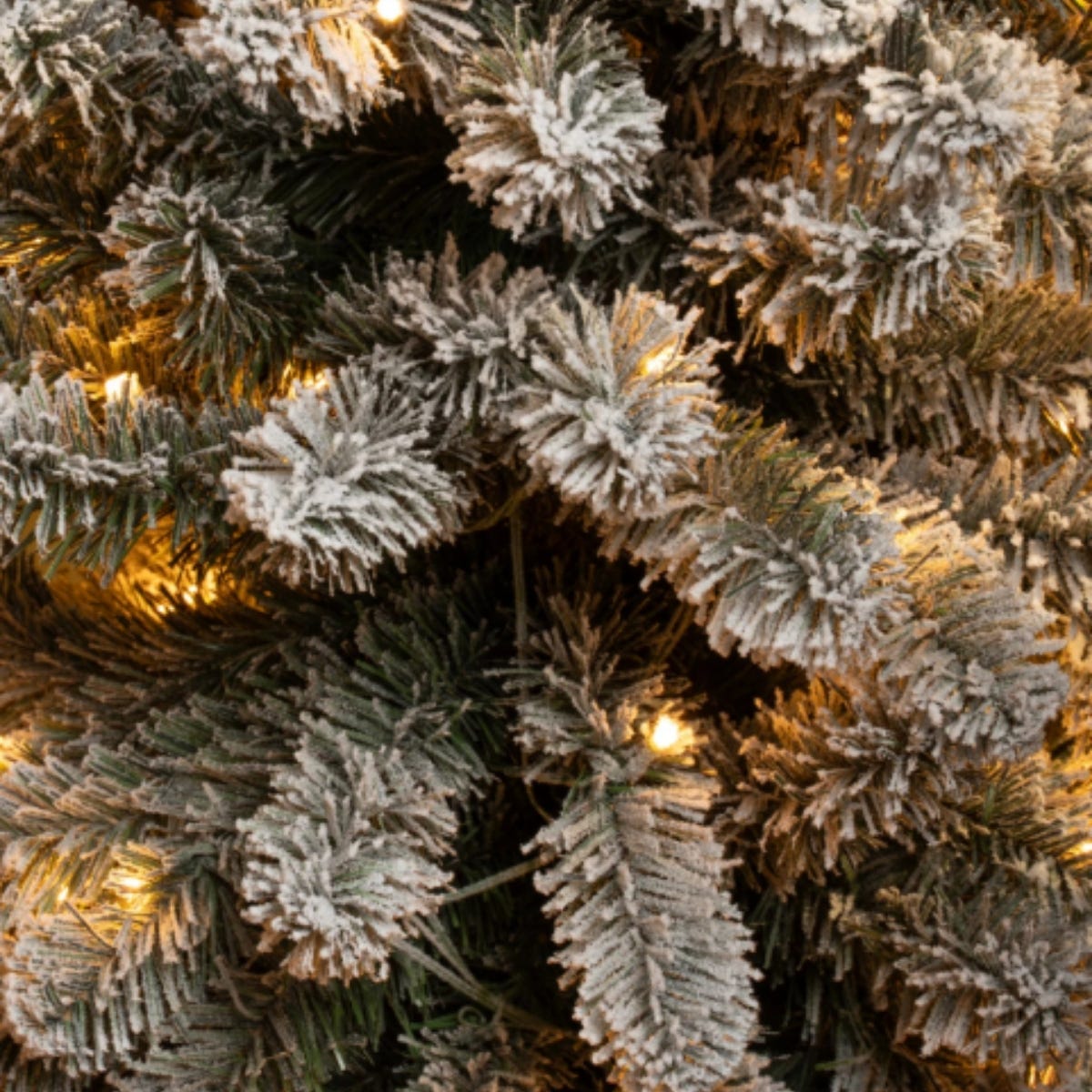Black Box Trees Kunstkerstboom Charlton Wit met Sneeuw en Verlichting 215 x 56 cm