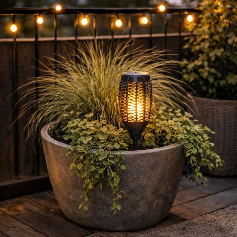 Plantenbak met fakkel als accentlicht