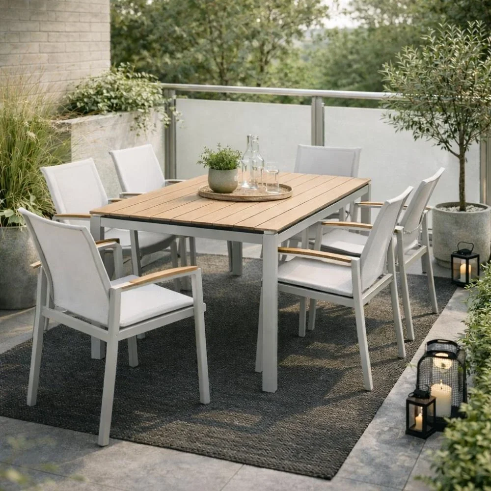 Moderne lichte tuinset op balkon