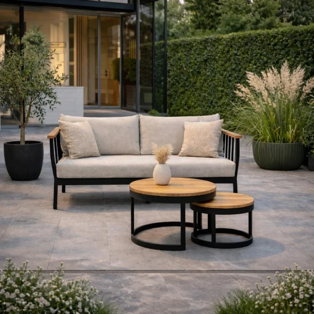 Tuin met modern Ibiza stijl met tuinbank en bijzettafeltjes