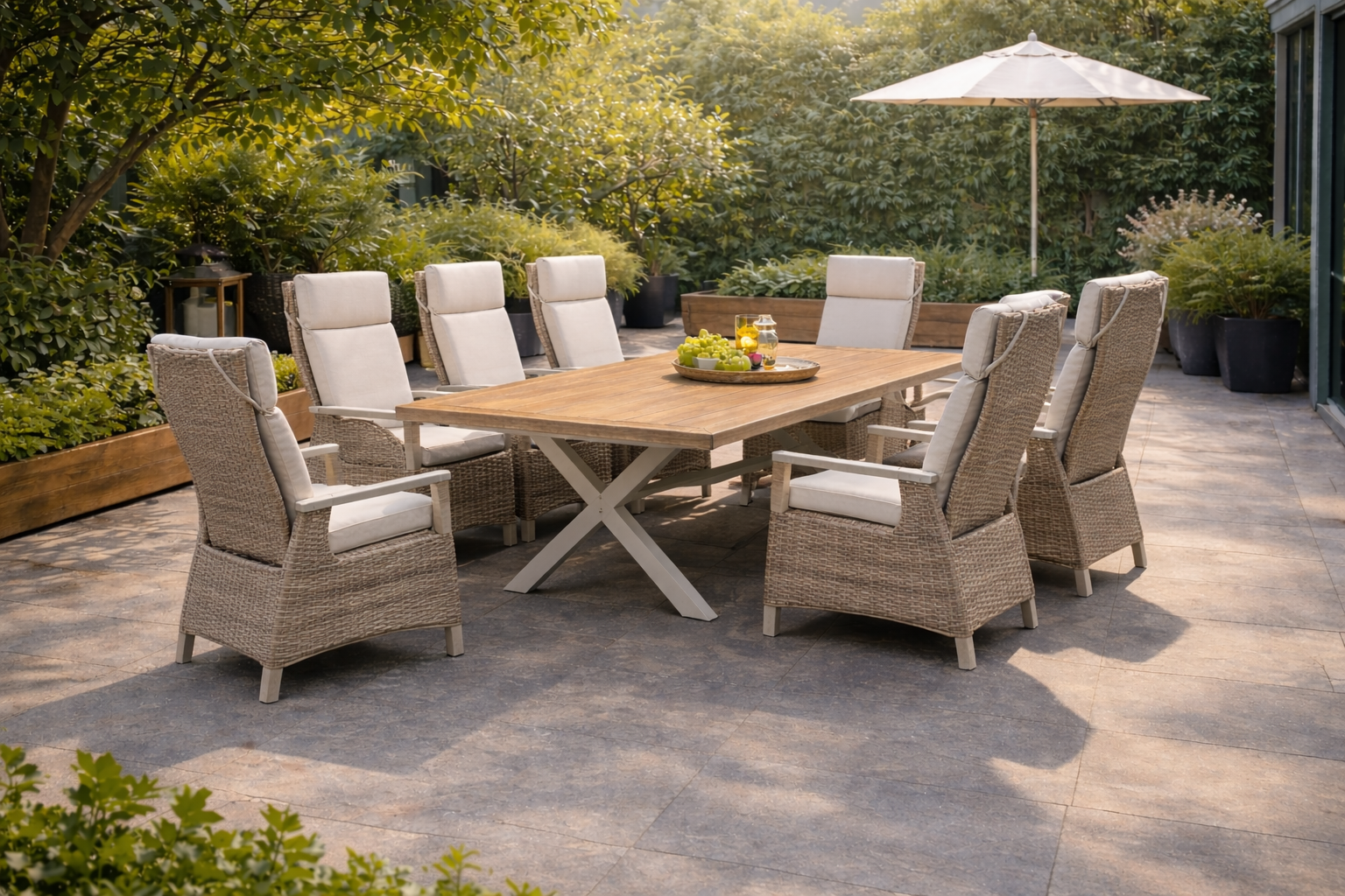 Sfeervolle, groene tuin met ruime tuinset en parasol