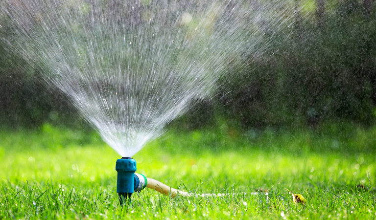 Water geven in de tuin- de tuin sproeien