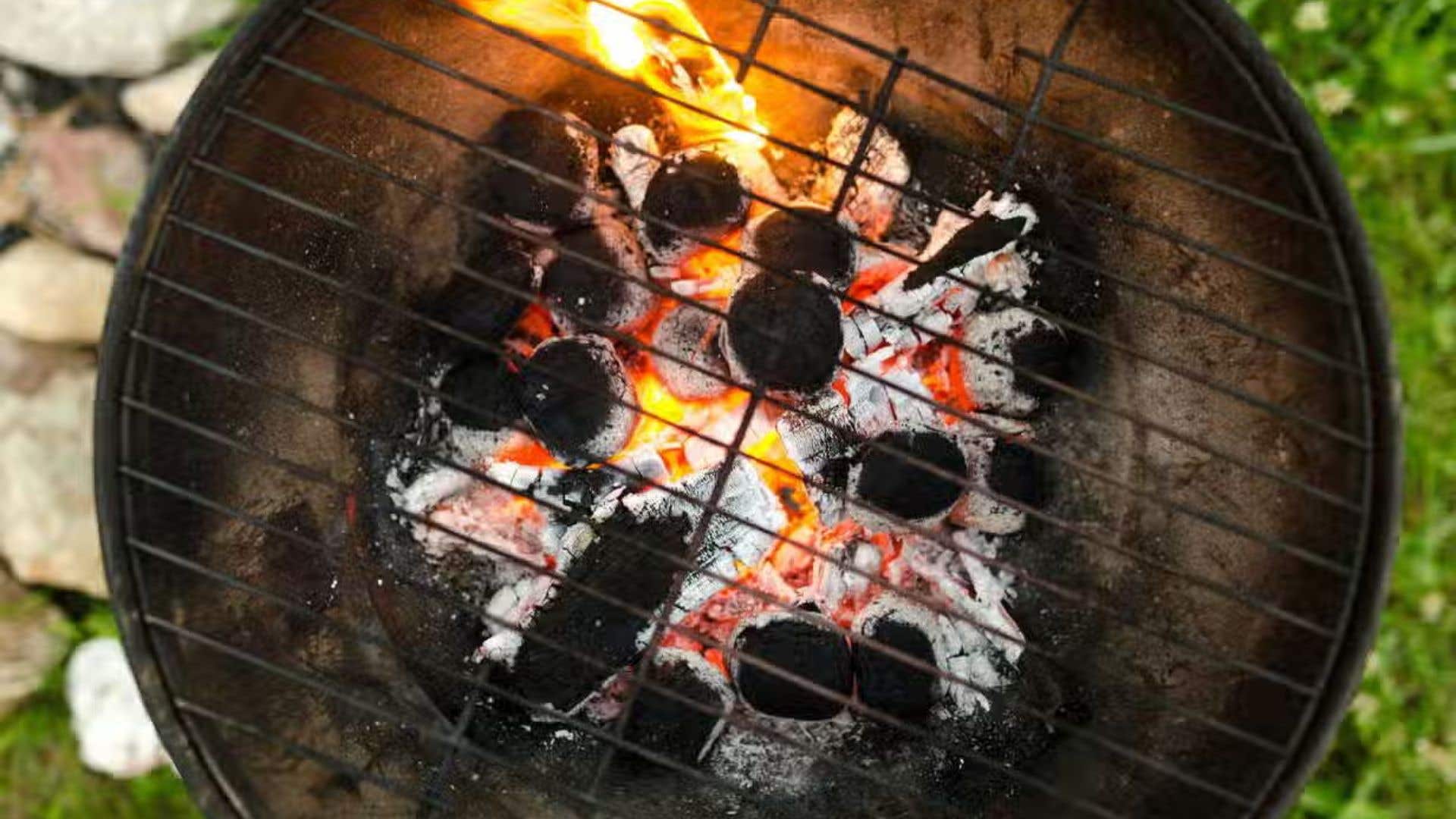 barbecue-brandend-houtskool - 1