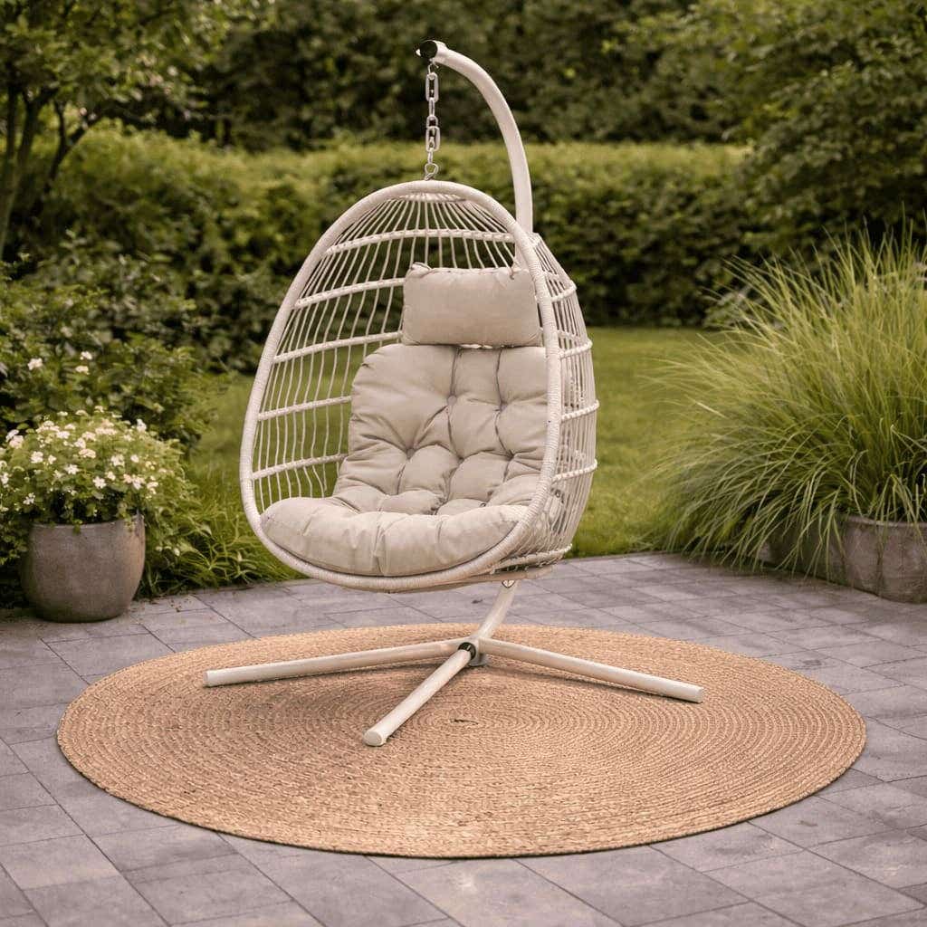 Hangstoel in een sfeervolle achtertuin