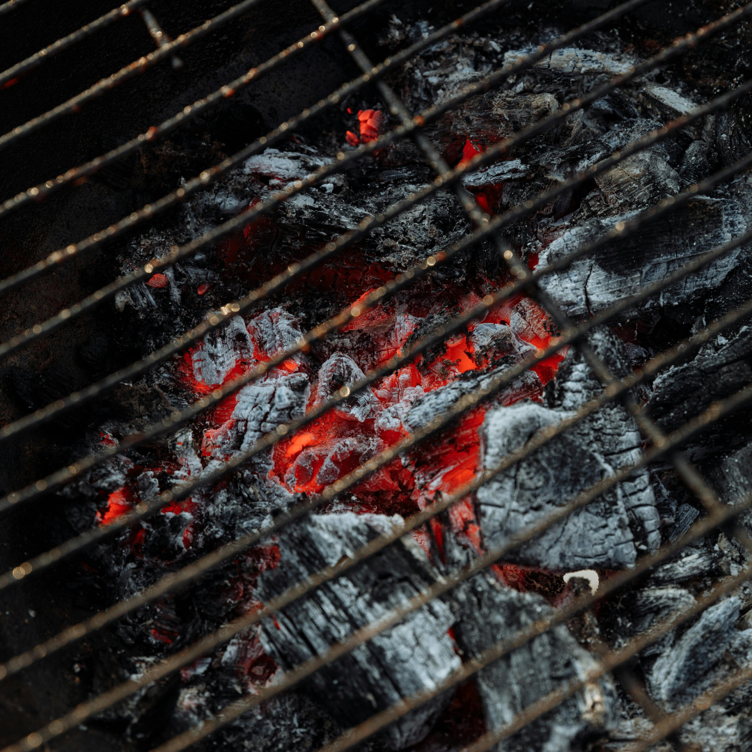 Brandend houtskool met een gijswit aslaagje