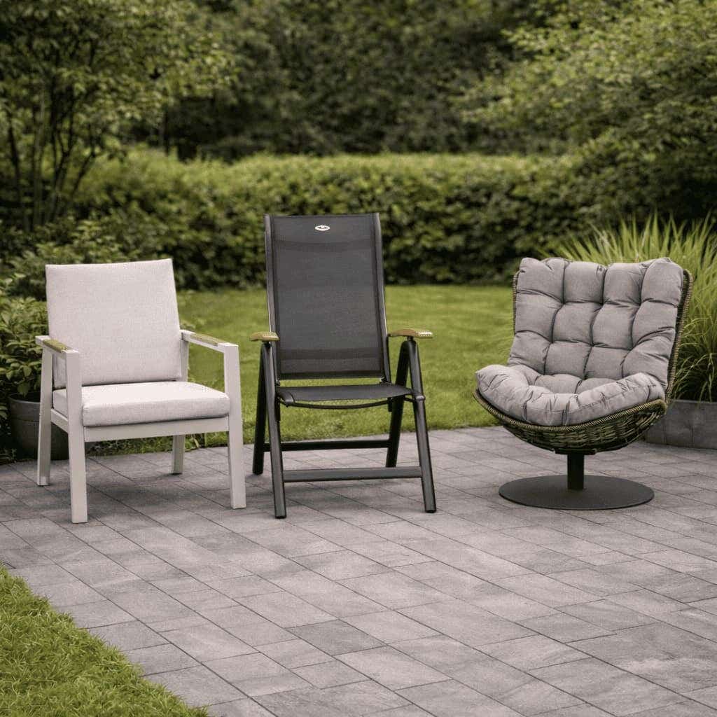 Loungestoel, standenstoel en relaxstoel in een tuin