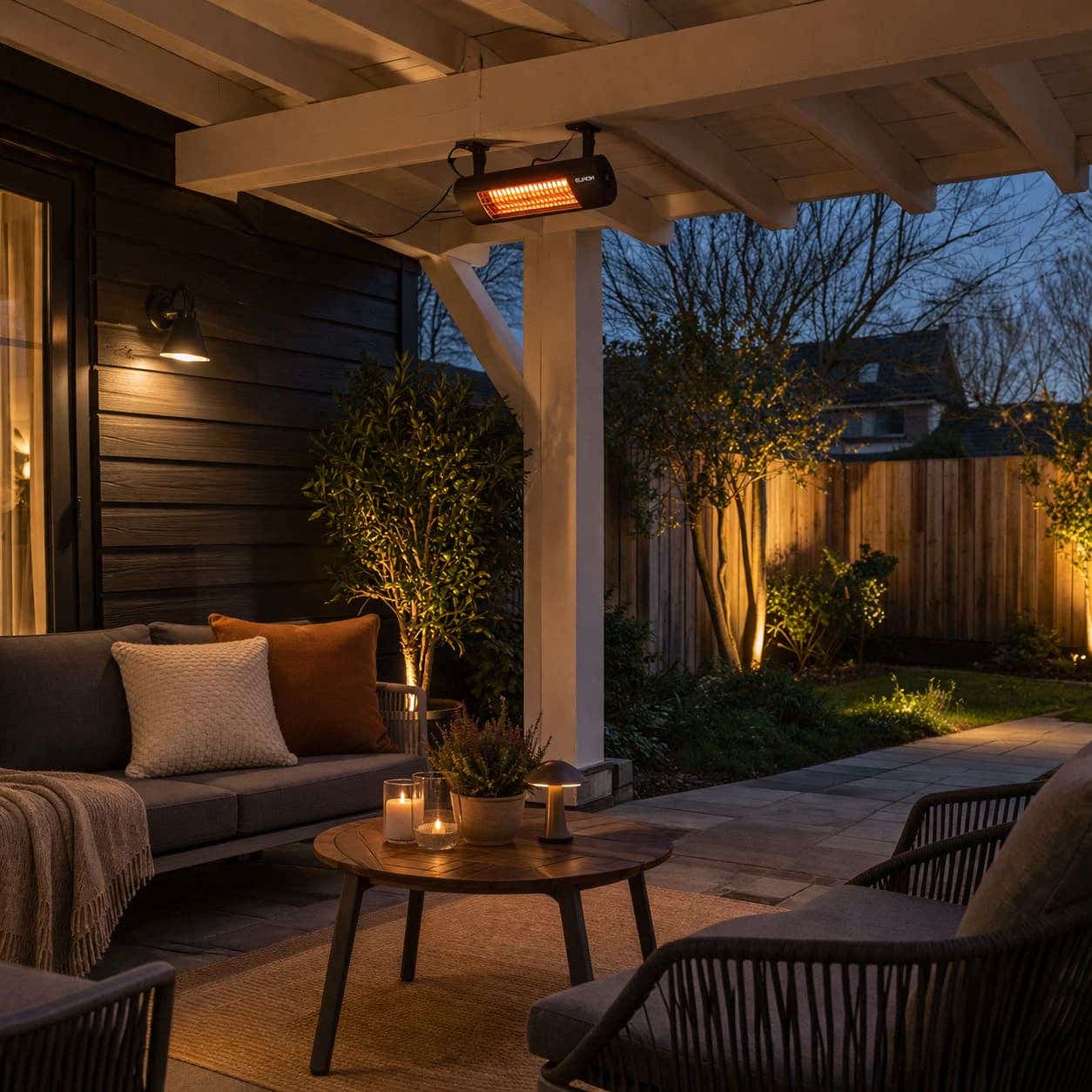 Overkapping met sfeervolle tuinmeubelsetting en terrasheater