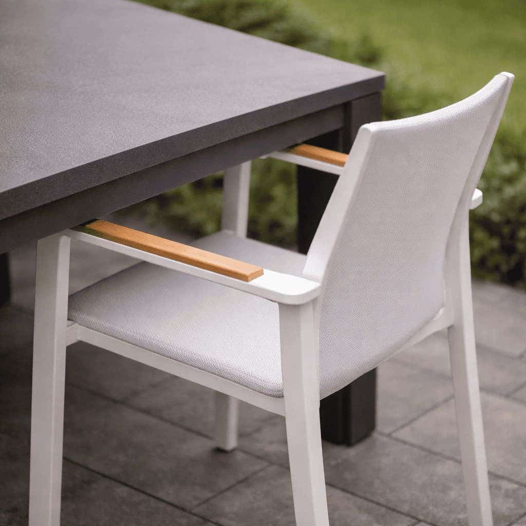 Close-up van een tuinstoel die onder een tuintafel past