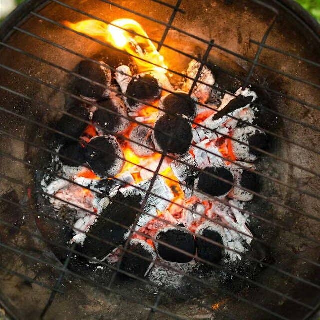brandend-houtskool-in-bbq-pillar