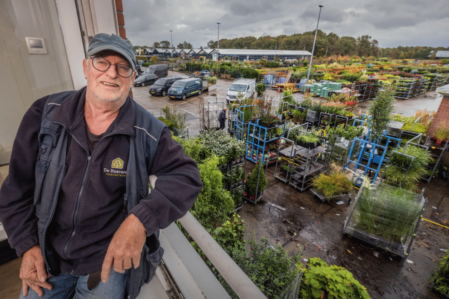 AD: Koos (66) kweekte bollen op veldje, nu bestaat zijn familiebedrijf De Bosrand uit zes tuincentra
