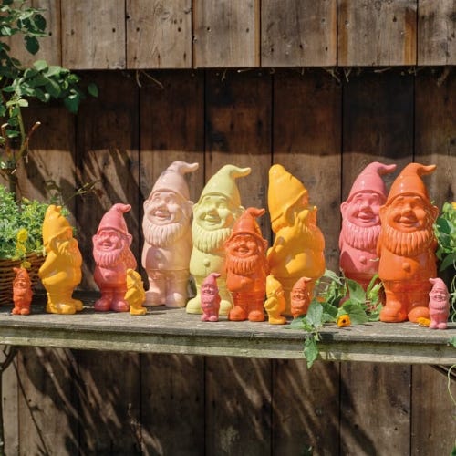 Gekleurde tuinkabouters op een rijtje