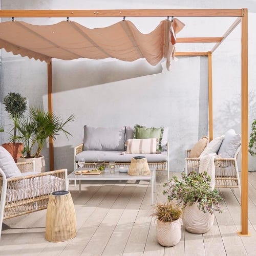 Gezellige zithoek in een achtertuin met een pergola