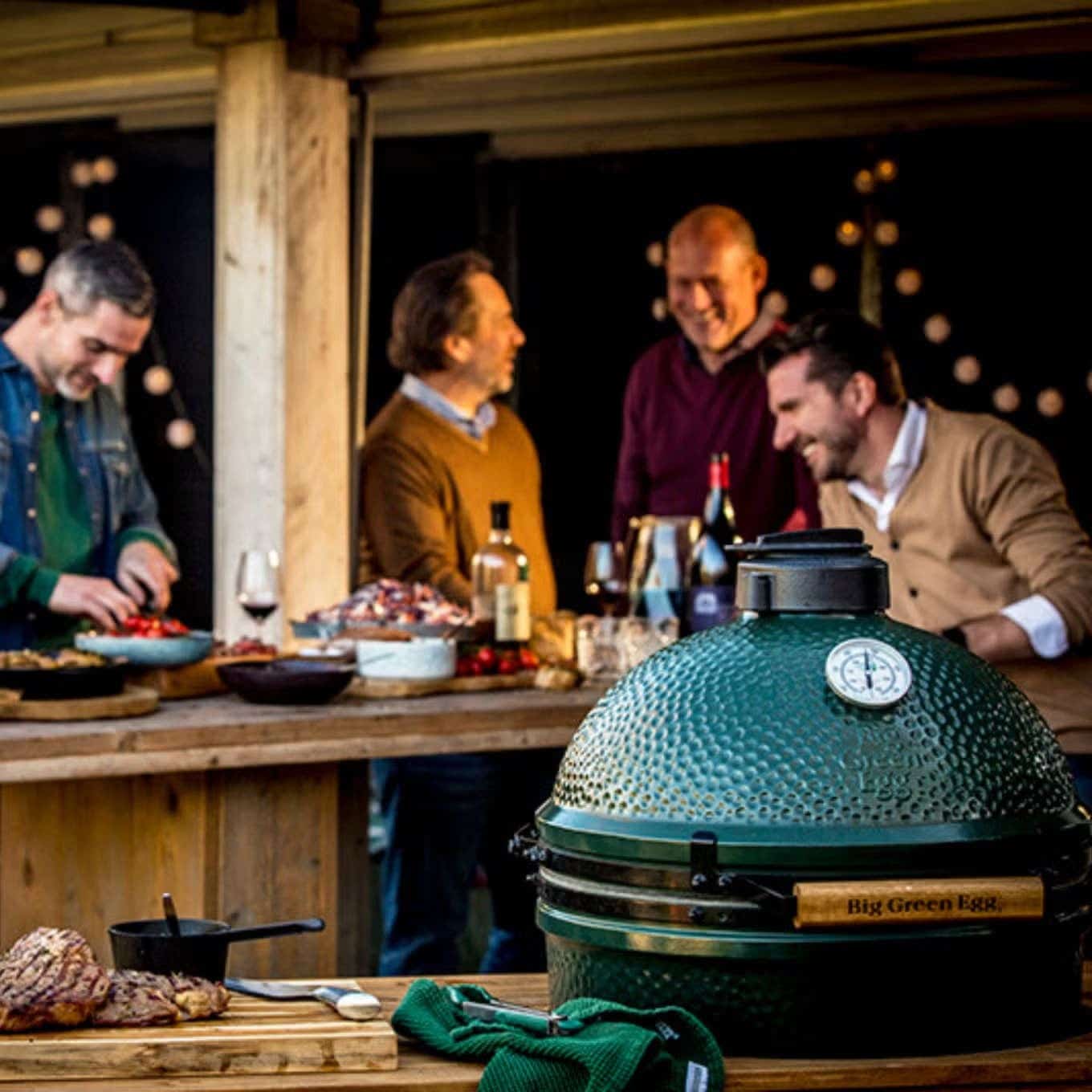 sfeervolle barbecue-avond met kamado