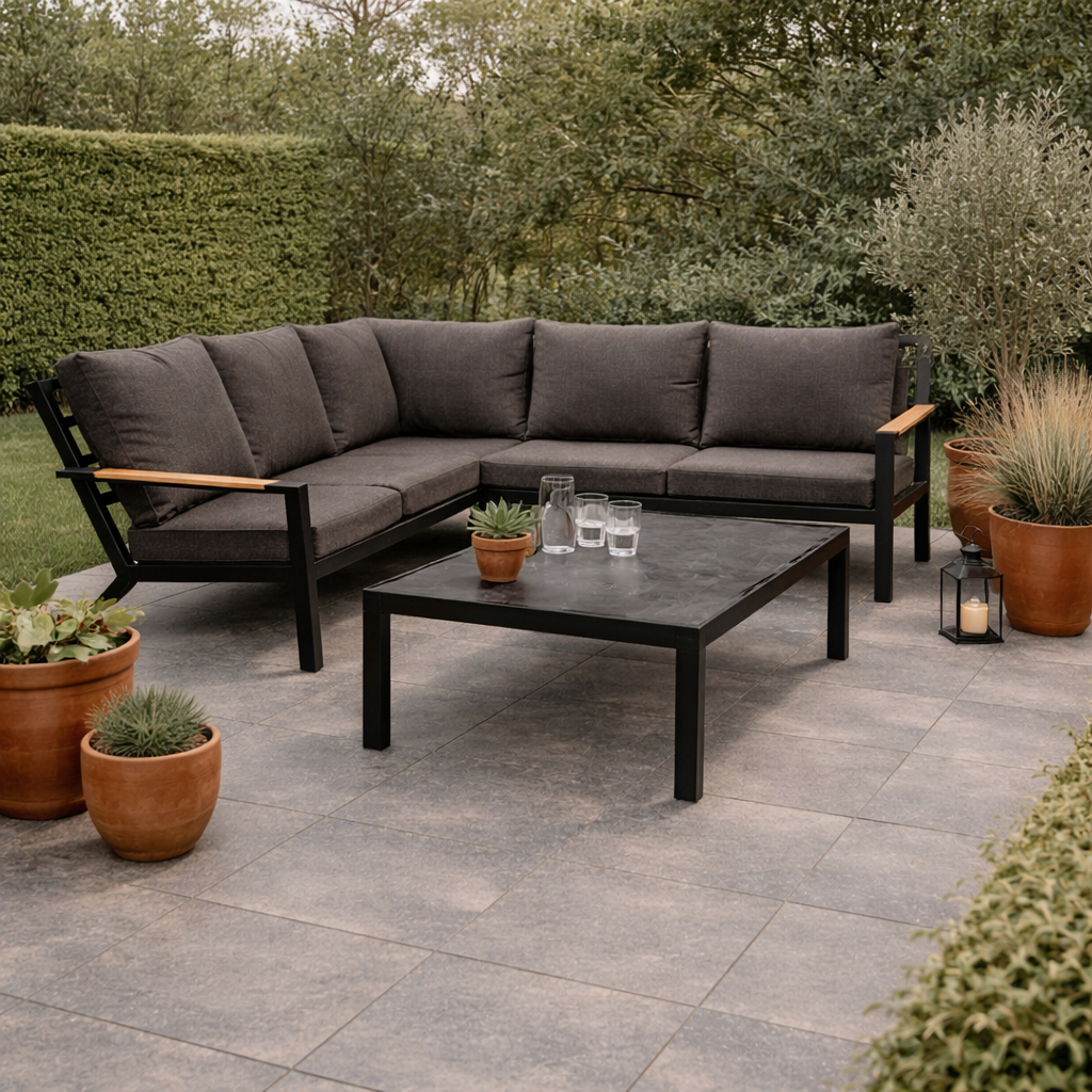 Moderne zwarte tuinset gecombineerd met terracotta accessoires in sfeervolle achtertuin